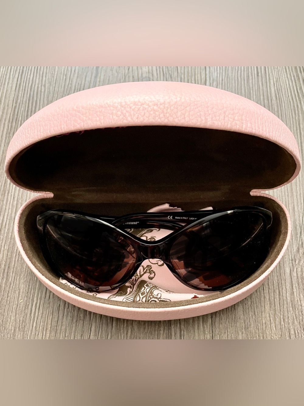 💅🏻 Vintage Y2K Juicy Couture Sunglasses with Classic Pink Pebbled Case 💅🏻